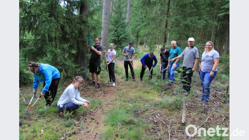 Arbeitseinsatz des Jugendstadtrates am Wanderweg 3. Mit dabei waren auch Zweiter Bürgermeister Karlheinz Hoyer (Zweiter von rechts), Forstamtsleiter Norbert Zintl (Dritter von rechts), Jugendbeauftragte Katja Bloßfeldt (rechts) sowie ihr Stellvertreter Andreas Koch (Dritter von links). Bild: kro