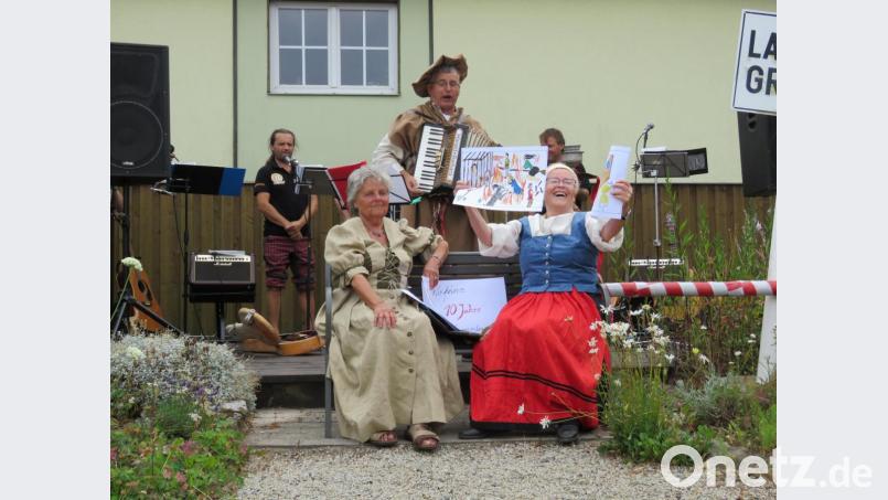 Ein Bild, das jetzt in die Vereinsgeschichte eingehen wird: Vor zwei Jahren hat Magdalena Keilhauer (li. vorne) mit deutschen und tschechischen Freunden sowie vielen Gästen aus nah und fern auf der Windschnurrn drauße nvor dem Kulturstadl den zehnten Geburtstag von &quot;Kultur Grenzenlos&quot; gefeiert. Archivbild: ubb