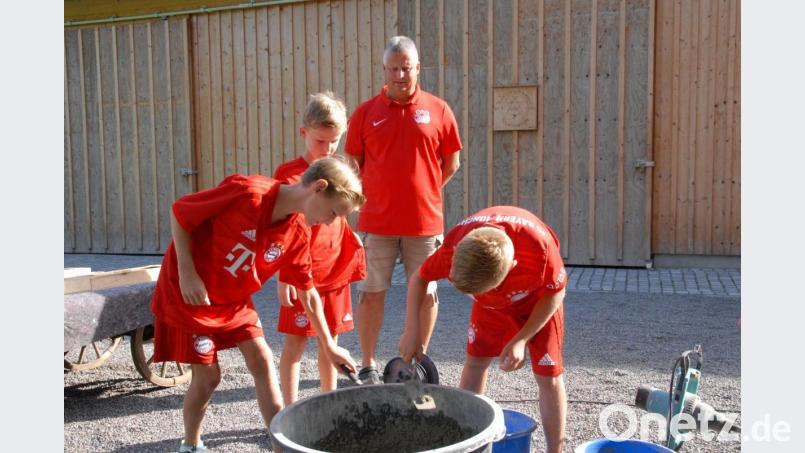 Auch die SV-Jugend mit ihrem neuen Jugendleiter Tobias Guttenberger half fleißig mit. Bild: pop