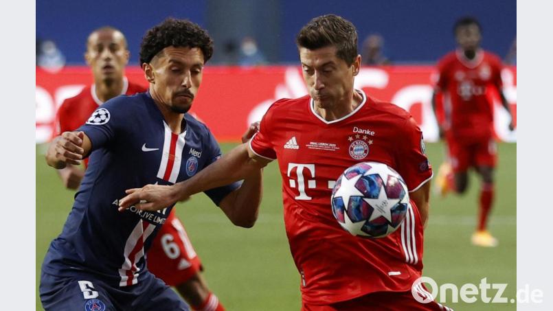 Bayern-Torjäger Robert Lewandowski (rechts) behauptet den Ball gegen Marquinhos (Paris). Bild: Matthew Childs/dpa