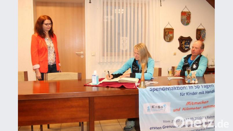 Der Eintrag in das Gästebuch der Gemeinde Georgenberg ist der Höhepunkt des Empfangs für Ute Jansen und Markus Frommlet durch Bürgermeisterin Marina Hirnet. Bild: pi