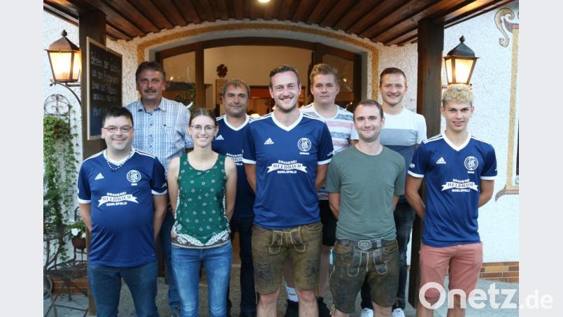 Die neue Vorstandschaft von links Marko Hieltel, Bürgermeister Hermann Mertel, Theresa Schober, Bernd Pilhofer, Hannes Pilhofer, Jonas Strobel, Thomas Schober, Jonas Gebhard und Thomas Mertel. Bild: lei