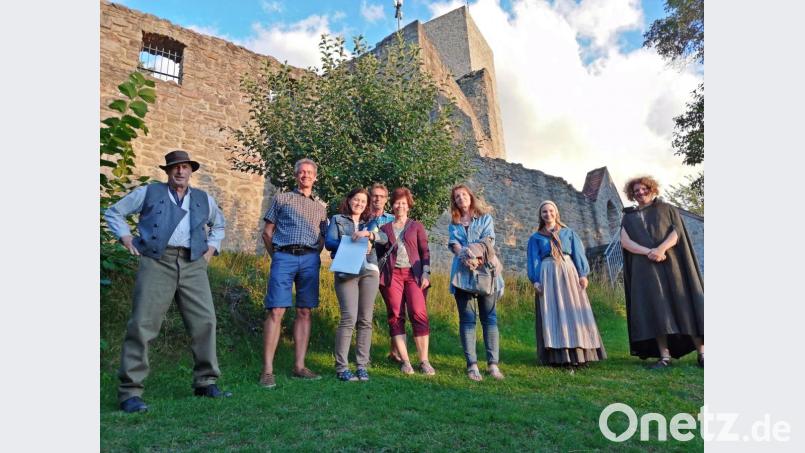 Das Ovigo-Team der „Zeitreise“ ehrte die 20.000. Besucherin: Karin Hölzl (Dritte von links) und ihre Familie freuten sich sehr über ihre private Sonder-Aufführung im nächsten Jahr. Bild: Florian Wein