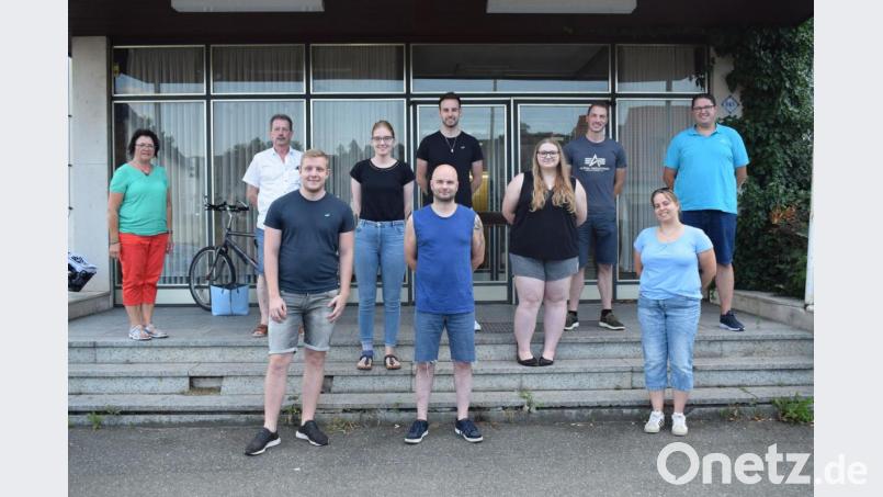 Mit einer neugewählten Vorstandschaft startet der Kegelverein Gut-Holz Wernberg/Pfreimd in die neue Saison. An der Spitze stehen Steffen Flilipiak (vorne Mitte) und Philipp Norgauer (vorne links). Zweite Bürgermeisterin Maria Schlögl (hinten links) gratulierte. In die weitere Vorstandschaft wurden gewählt (von links) : Thomas Mergans, Sarah Norgauer, Markus Knorr, Vanessa Luley, Martin Kick, Sybille Kraus und Manuel Kraus. Bild: bnr