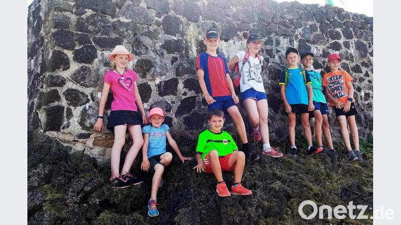 Acht Kinder und auch vier Erwachsene hatten sich zum Beitrag der KAB zum Ferienprogramm angemeldet und lernten so einen markanten historischen Ort der Region kennen. Bild: ld