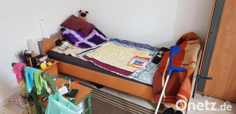 Das Bett in ihrer Wohnung ist der Mittelpunkt im Alltag einer Frau aus dem Landkreis Neustadt, die namentlich nicht genannt werden möchte. Sie ist schwer gehbehindert, kann sich nur unter Schmerzen bewegen und lebt in ärmlichen Verhältnissen. Bild: jak