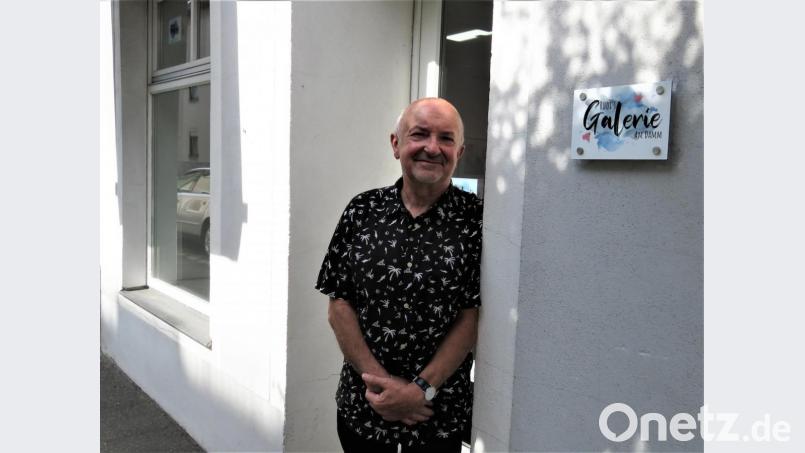 Rudi Jäger (69) präsentiert stolz sein neues Domizil: Seine Kunstgalerie „Rudi’s Galerie am Damm“ ist ein Schmuckstück geworden. Die Dammstraße hat in jeder Hinsicht neues Leben nötig hat. Bild: ubb