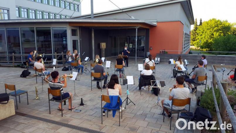 Im Freien bereiten sich die Musiker derzeit auf die Serenade vor. Bild: Michael Niebauer/exb