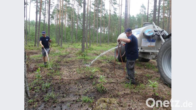 Zwei Schlauchtrommeln am Wassertank: Damit Gießen die Männer den Wald. Bild: rn