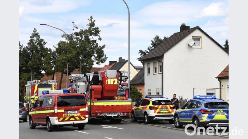 Mit einem großen Aufgebot an Einsatzkräften sind die Feuerwehren aus Amberg und Ammersricht zu einem Brand in der Bayreuther Straße am Dienstagnachmittag ausgerückt. Bild: Petra Hartl