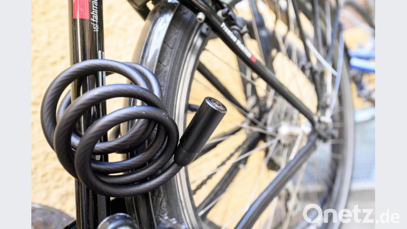 Ein Fahrrad ist in einem Hinterhof mit einem Schloss angeschlossen. Symbolbild: Sebastian Gollnow/dpa