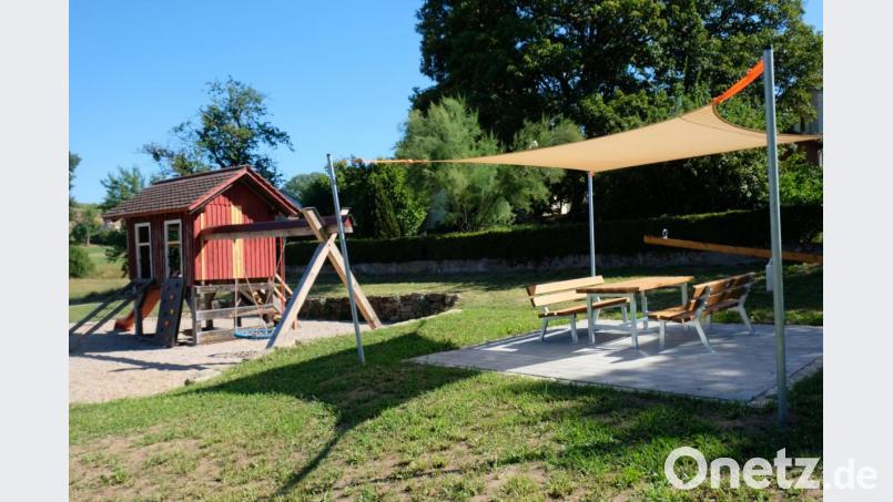 In Münchsreuth packen die Einwohner mit Unterstützung des Gemeindebauhofes kräftig an, um für die Kinder attraktive Spielgelegenheiten zu schaffen. Bild: do