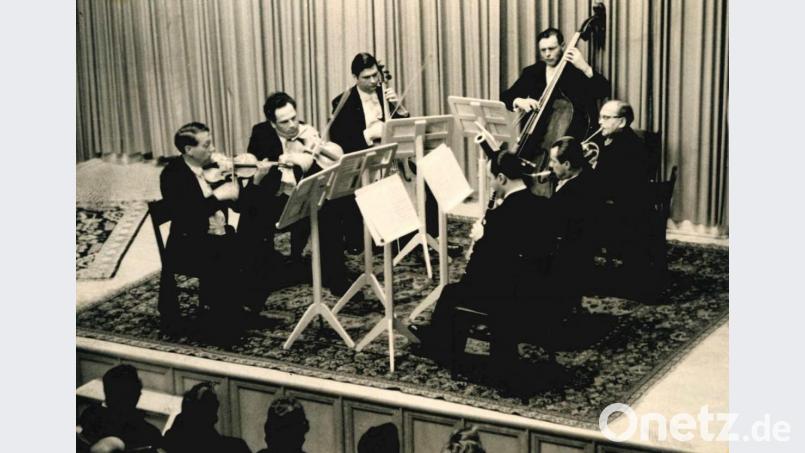 Immer wieder konnte der Initiator Erich Jambor Formationen von Weltruf nach Sulzbach-Rosenberg holen: Die Konzerte der Kammermusikreihe 1965/66 eröffnete am 1. Oktober 1965 das Oktett der Münchener Philharmoniker – im Bild bei Ludwig van Beethovens Septett Es-Dur op. 20. Archivbild: SRZ