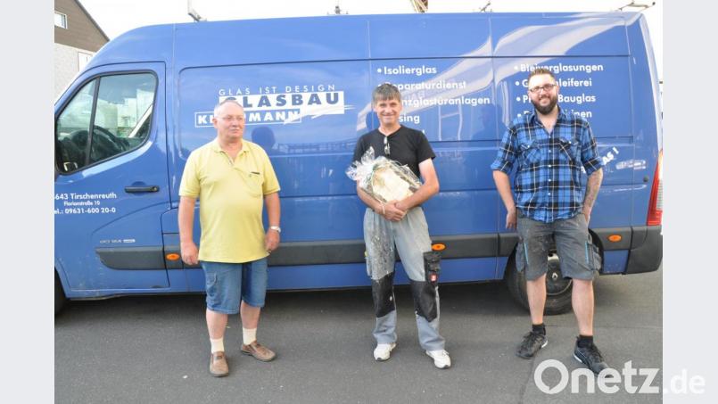 von links: Albrecht Kirchmann (Geschäftsführer u. Glasermeister), Thomas Schramm (Jubilar), Tim Trottmann (Glasermeister). Bild: Glasbau Kirchmann/exb