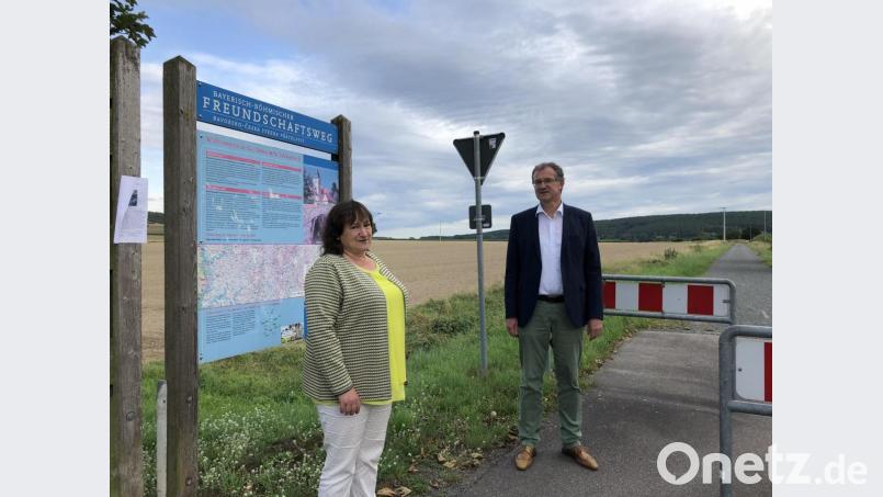 Bei ihrer Besichtigungstour durch die Gemeinde Schwarzach machten Bundestagsabgeordnete Marianne Schieder (links) und Bürgermeister Franz Grabinger (rechts) auch Halt am Bayerisch-Böhmischen Freundschaftsweg Bild: ga