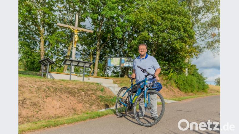 Zu Beginn der Corona-Pandemie hat sich Hans Walter ein E-Bike angeschafft, mit dem er in seiner Freizeit die Region erkundet oder das er für einen Abstecher hinauf zum Kastler Berg (Bild) nutzt. Bild: Theresa Deubzer/exb