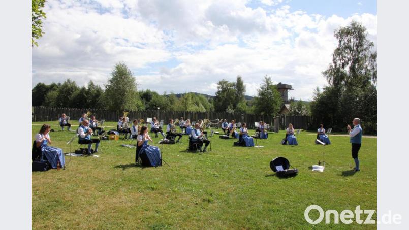 Ein zweistündiges Platzkonzert vom Feinsten lieferten die Grenzlandbuam vor der Toren des Geschichstparks ab. Bild: kro