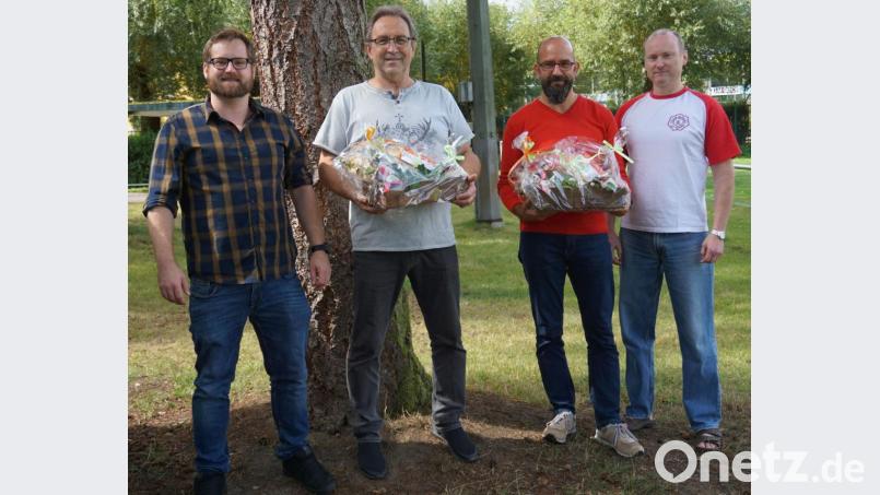 Neuer Vorsitzender Tobias Schwendner (links) und Abteilungsleiter Ju-Jutsu Erwin Bauer (rechts) übergeben kleine Präsente an die beiden scheidenden Vorstände Josef Schörner und Armin Völkl. Bild: Ingrid Schörner