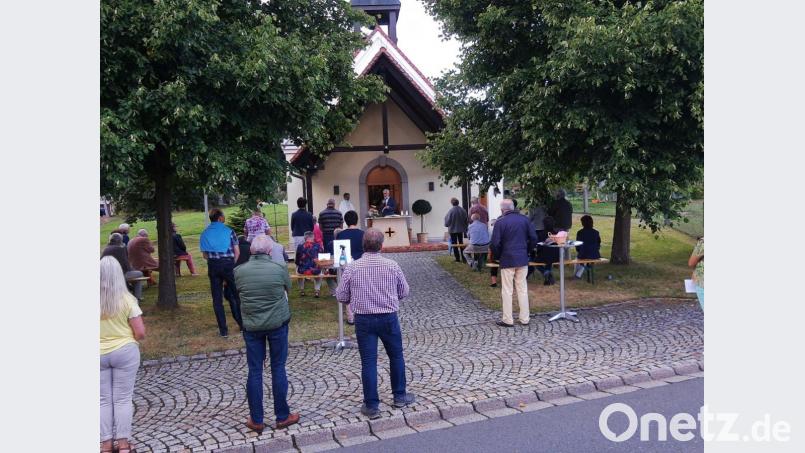Trotz Beschränkungen feierte Fuhrmannsreuth das 25jährige Jubiläum seiner Kapelle und beschränkte sich dabei auf kirchliche Feierlichkeiten. Pater Joy zelebrierte den Gottesdienst. Dankesworte sprach am Ende auch der Vorsitzende des Kapellenbauvereins, Alfons Brucker. Bild: ld
