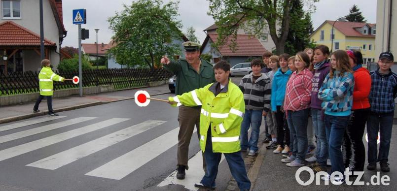 Die Ausbildung der Schülerlotsen erfuhr in all den Jahrzehnten durch die örtliche Verkehrwacht stets willkommene finanzielle und fachliche Unterstützung. Archivbild: mab