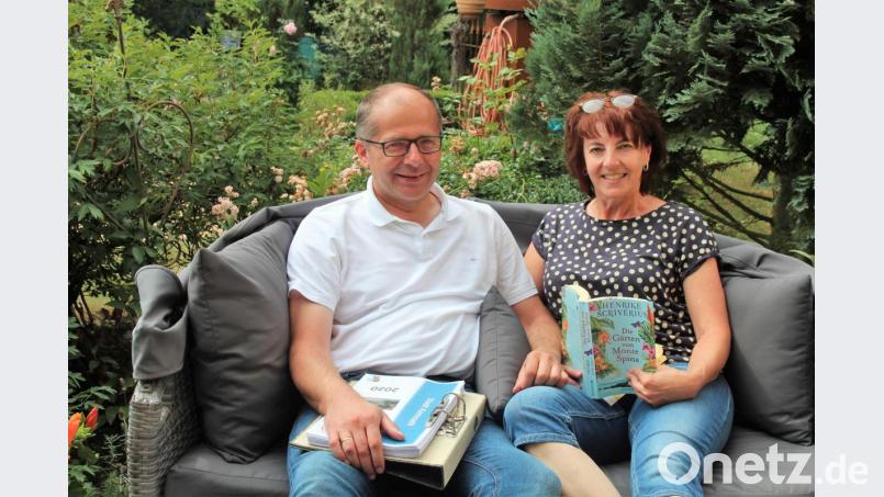 Noch hat sich für den Kemnather Bürgermeister Roman Schäffler und Ehefrau Petra durch das neue Amt wenig geändert: Der Sommer lässt sich lesend im Garten genießen - auch wenn sich die Lektüre etwas unterscheidet. Bild: stg
