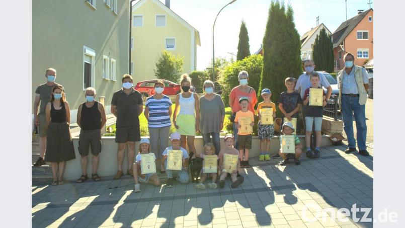 Mit den Preisträgern freuen sich Vorsitzender Detlef König und Bürgermeister Markus Bauriedl (von links) über den erfolgreichen Abschluss des Ferienprogramms. Bild: fjo