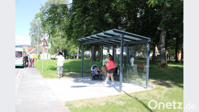 Ein Buswartehäuschen in der Ambergerstraße, aber keines in Mitteraschau? Der Stadtrat revidierte einen alten Beschluss. Bild: pko