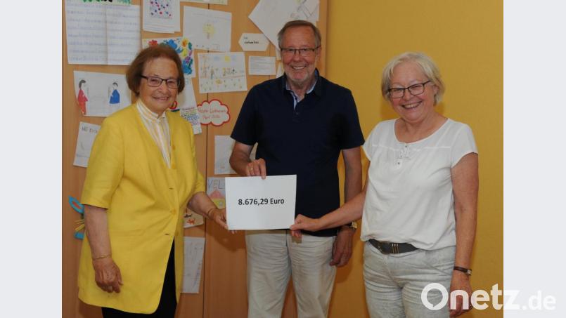 Maria Geiss-Wittmann, Alfons Kurz und Marianne Gutwein bei der Spendenübergabe (von links). Bild: gf