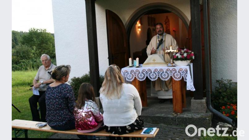 Pfarrer Thomas Strunz beim Gottesdienst vor der Kapelle „Maria Königin“. Mit im Bild Altmesner Gerhard Braun, der die Lieder anstimmte. Bild: fpoz