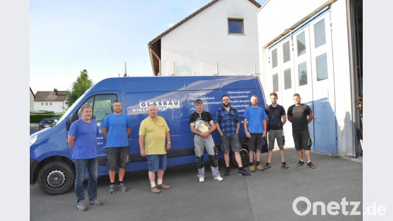 Seit 40 Jahren arbeitet Thomas Schramm (Vierter von links) bei Glasbau Kirchmann. Ihm gratulierten die Kollegen Uwe Hanke, Alexander Völkl, Geschäftsführer Albrecht Kirchmann, Tim Trottmann, Andreas Eisenmann, Djogo De Souza, Alex Asavei (von links). Bild: Glasbau Kirchmann/exb