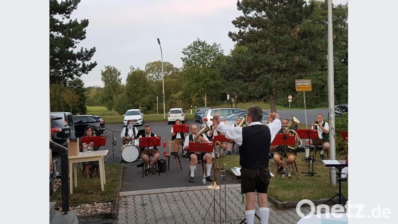 Kapellmeister Bernhard Meiler hatte zu tun, um aufgrund des Abstands alle Musiker im Blickfeld zu haben. Bild: hme