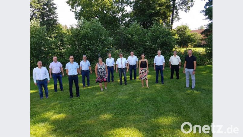 Bürgermeister und Geschäftsstelle der AOVE besprechen im Rahmen ihrer Klausurtagung Projekte für den Aktionsplan 2023. Bild: Sabine Hafner, KlimaKom/exb