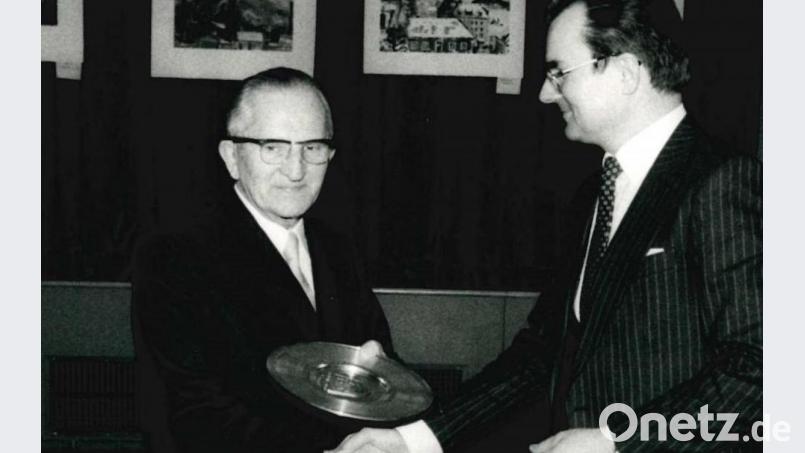 Erich Jambor erhält für das 100. Konzert der Kammermusikreihe von Landrat Hans Wagner den Ehrenteller des Landkreises. Archivbild: Etzold