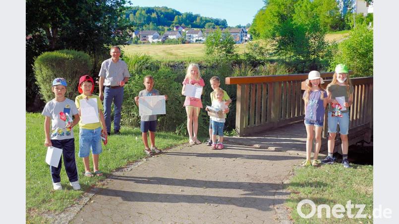 Große Freude bei den Kindern bei der Preisübergabe: Bürgermeister Oskar Schuster (hinten links) zeichnete die Sieger des Ratespiels „Biotop Friedenfels“ aus. Bild: bsc
