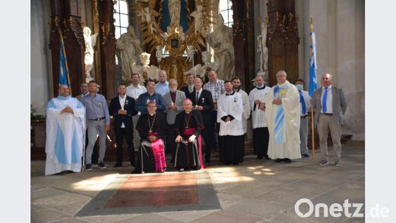 Zwölf Neue gründen in der Regensburger Partnerdiözese Pilsen eine Marianische Männer Congregation. Bild: Bistum Regensburg