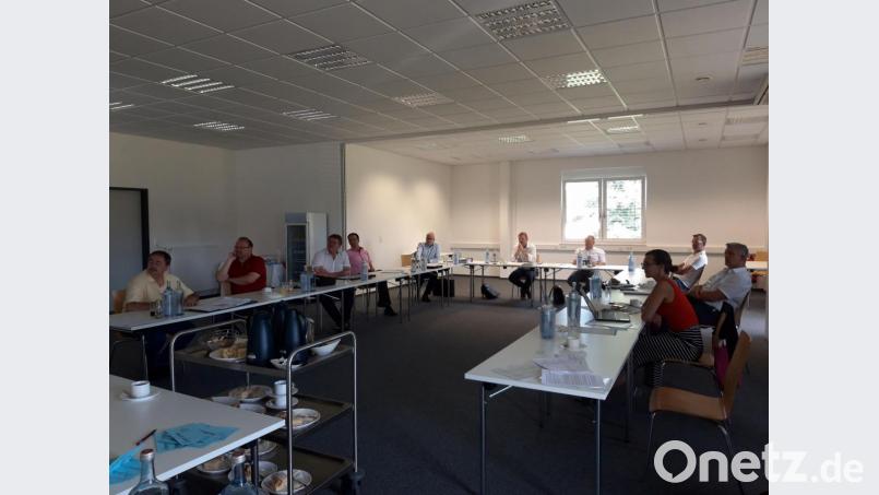 Bürgermeister und Geschäftsstelle der AOVE besprechen im Rahmen ihrer Klausurtagung Projekte für den Aktionsplan 2023. Bild: Waltraud Lobenhofer, AOVE/exb