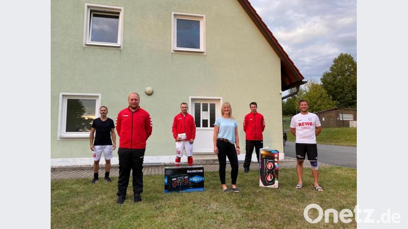 Die Spartenleiter Uwe Kade (links) und Stefan Kuchenreuther (rechts) sowie die Spielführer der Ersten Mannschaft danken Susann Daubitz (Mitte) für die Spenden des Rewe-Marktes Kemnath. Bild: hl