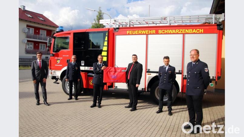 Ein mobiler Rauchverschluss ergänzt die Ausrüstung der Feuerwehr Schwarzenbach. Von links: Michael Schelkshorn, Rainer Lindner, Robert Klier, Tobias Wild, Andreas Kick und Bürgermeister Thorsten Hallmann bei der Übergabe Bild: jma
