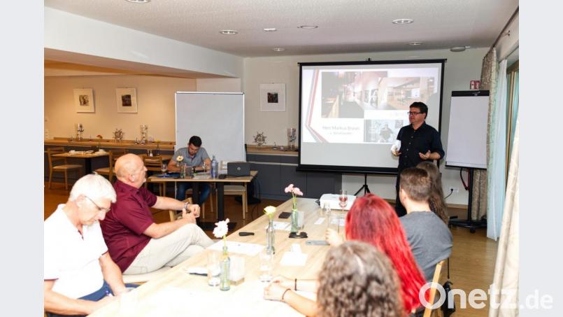 Zweiter Vorsitzender des Kulturhauses Waldsassen, Markus Braun (stehend rechts), stellte den Verein und die Arbeit vor. Bild: JOCHEN NEUMANN 
ERBENDORF