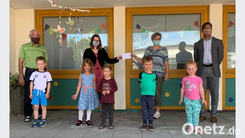 Ramona Pöllath (hinten, Zweite von links) nahm aus den Händen der Vorsitzenden Maria Frauenholz (hinten, Zweite von rechts) die Spende entgegen. Mit ihnen freuten sich Ehrenvorsitzender Willi König (hinten, links), Kaplan Justin Kishimbe (hinten, rechts) sowie einige Kinder des Herz-Jesu-Kinderhauses, die sich bestens mit den Erwachsenen unterhielten. Bild: mez