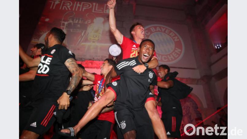 David Alaba und Joshua Kimmich (oben), Spieler des FC Bayern München, feiern bei der Party nach dem Spiel. Nach dem Finalspiel hat die Mannschaft und Delegation des deutschen Rekordmeisters einen gemeinsamen Abend mit interner Feier im Teamhotel in Lissabon. Der FC Bayern hat zum dritten Mal die Champions League gewonnen. Der deutsche Fußball-Rekordmeister setzte sich am Sonntagabend im Endspiel in Lissabon mit 1:0 gegen Paris Saint-Germain durch und machte zum zweiten Mal nach 2013 das Triple aus Meisterschaft, DFB-Pokal und Champions League perfekt. Bild: Marco Donato/dpa