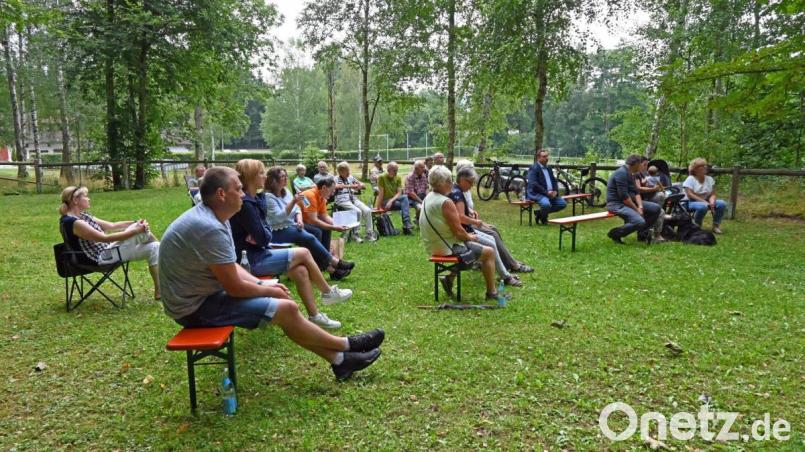 FGV-Jahreshauptversammlung in Zeiten von Corona: Die Mitglieder tagten im Freien und mit ausreichend Abstand. Bild: Fichtelgebirgsverein/exb
