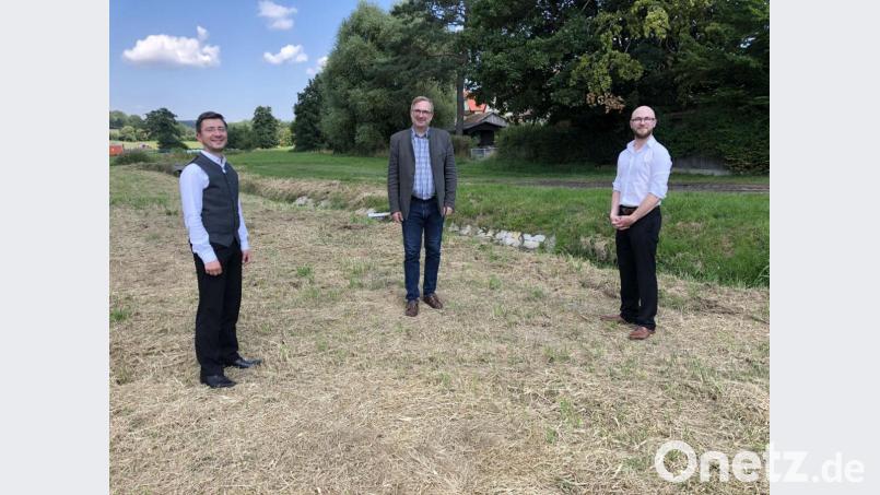 Initiator Michael Konstantin, Landtagsabgeordneter und Schirmherr Alexander Flierl und Michael Brunner (von links) bei der Besprechung des ersten Opernfestivals. Bild: Andrea Bauer/exb
