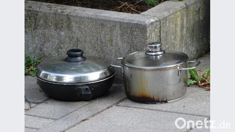Dieser verkohlte Topf mit Essen und eine Pfanne waren ursächlich für den Großeinsatz am Mittwochnachmittag. Bild: Dobmeier