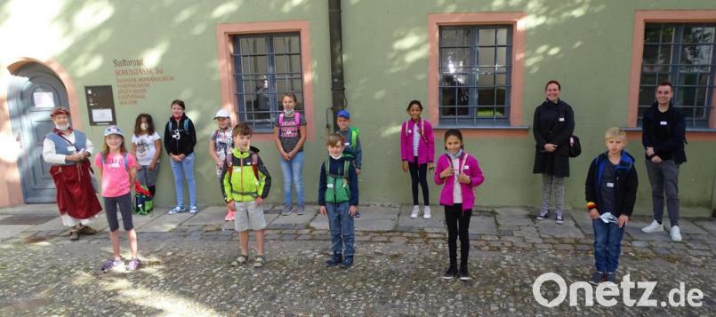 Zu einer Stadtrallye im SJR-Ferienprogramm nimmt Stadtführerin Richarda Erl (links) die Kinder mit auf eine erlebnisreiche Zeitreise. Bild: Dobmeier