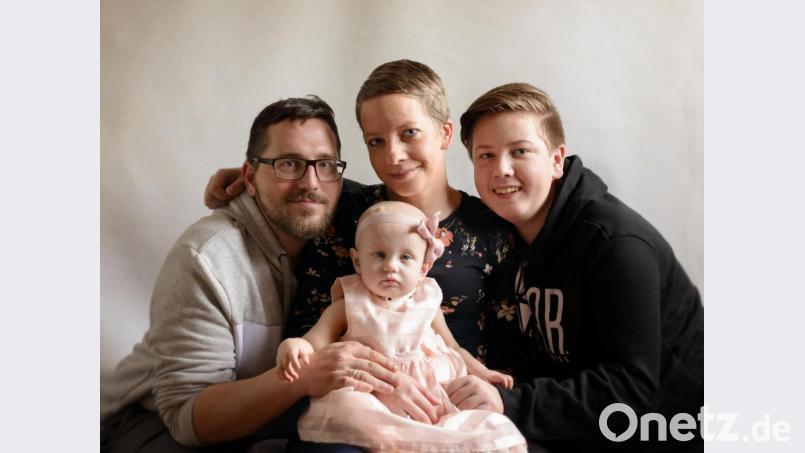 Nur wenige Tage vor Louisas Tod entstand eine Reihe von Familienbildern. Das ist das Lieblingsfoto von Mama Ilona mit Papa Timo (links), Sohn Pascal (rechts) und Louisa im Mittelpunkt. Bild: Daniela Schäfer Fotografie