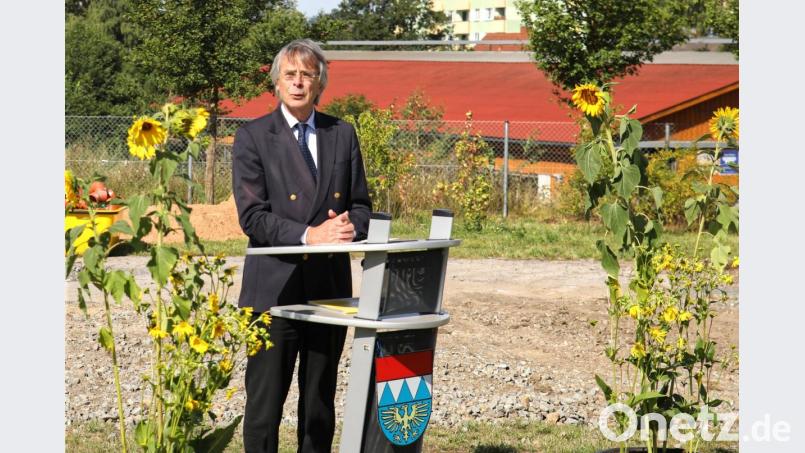 Regierungspräsident Axel Bartelt war beeindruckt, wie sich Krummennaab im Laufe der Zeit entwickelt hat. Bild: JOCHEN NEUMANN 
ERBENDORF