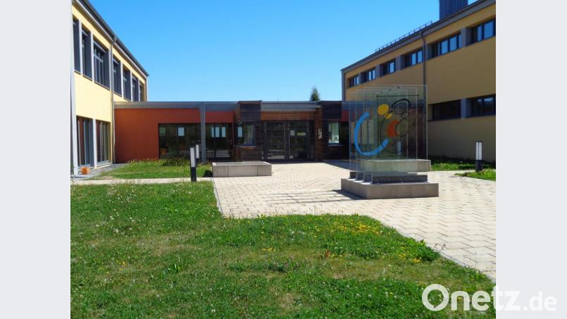 Die Grundschule Winklarn-Thanstein beberbergt das Dokumentationszentrum für Hinterglasmalerei. Bild: amö
