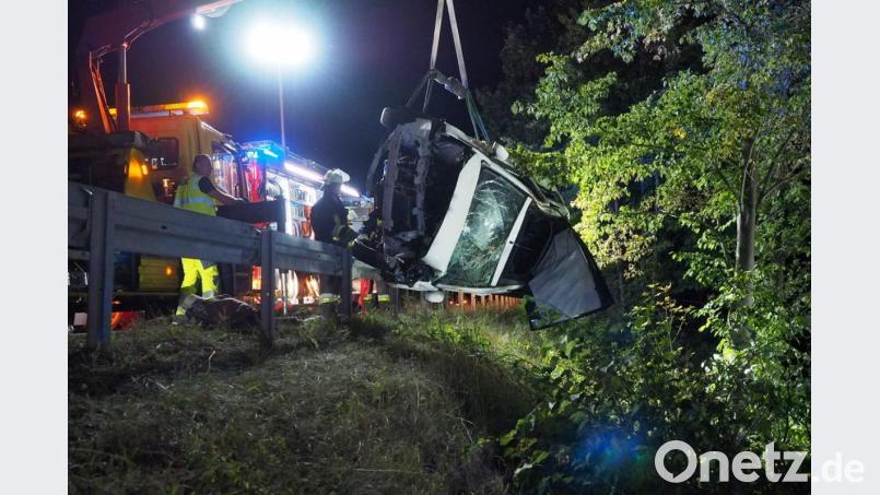 Feuerwehr und Abschleppdienst bargen den total demolierten Toyota der 18-Jährigen. Bild: Petra Hartl