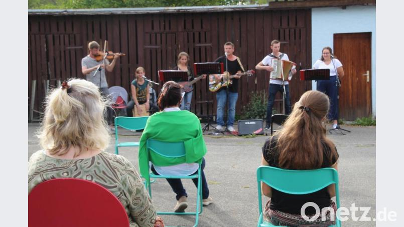 In lockerer und abstandskonformer Umgebung lauschen die Besucher dem Konzert. Bild: fsb